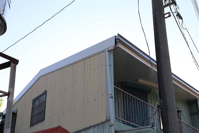張姓學生住的老家屋頂已經「百工修繕團」整修完成。（廖素慧攝）