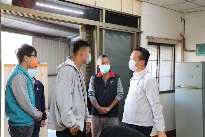 嘉義縣長翁章梁（右） 關懷張姓學生老家屋頂漏水修繕情形。（廖素慧攝）