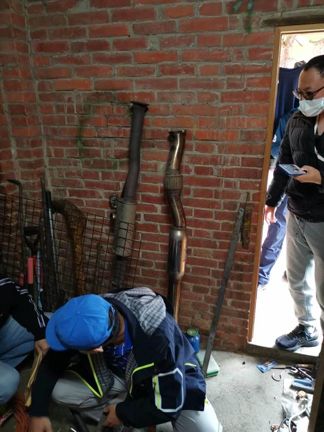 苗栗县警局头份分局获报汽车触媒转换器失窃案，随即展开调查，并逮捕涉有重嫌的古姓男子，并起出相关事证。（翻摄照片）