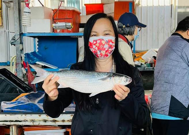 先头乌报到，议员赖清美替渔民兴奋，呼朋引伴买乌去。（赖清美提供／吴敏菁彰化传真）