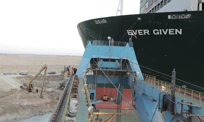 長賜號今年3月在蘇伊士運河擱淺，船身嚴重受損。（圖／達志影像）