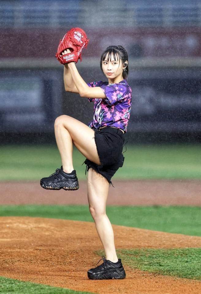 李芷婷受邀站上投手丘當運動女神。（唯有音樂提供）