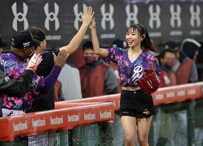 李芷婷受邀站上投手丘當運動女神。（唯有音樂提供）