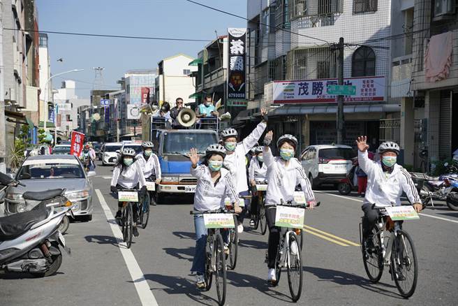 民进党立委陈亭妃（右二）骑铁马宣传「公投四个不同意」。（陈亭妃立委服务处提供／张毓翎台南传真）