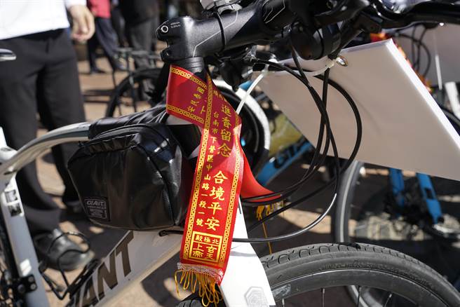 上帝庙主委洪和全特为每辆脚踏车结上平安红结，祈求「公投四个不同意」过关。（陈亭妃立委服务处提供／张毓翎台南传真）
