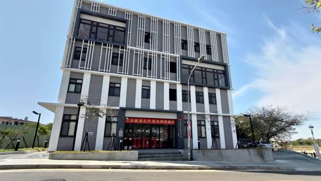 新建衛生所為地上4層建築，總樓地板面積307坪，位處全鎮人口密集地段，鄰近公車站、金沙國小及沙美老街，往來交通便捷。（金門縣衛生局提供）