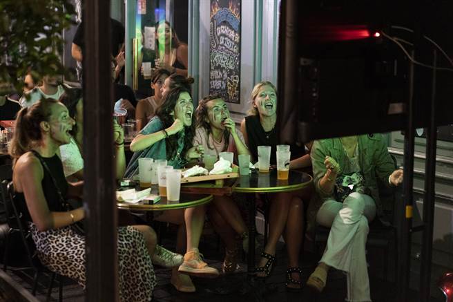 网路现象开始延烧至法国，巴黎、土鲁斯、蒙贝列、马赛等地的女性纷纷加入行列，叙述在酒吧中的糟糕经验。(图/美联社) 