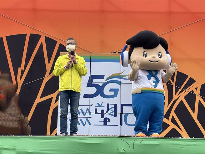 左为中华电信总经理暨基金会董事长郭水义。（中华电提供）