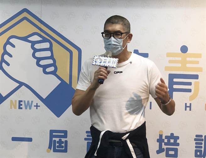 连胜文勉励年轻人要培养自己的专长，并多结交志同道合的朋友。（陈世宗摄）