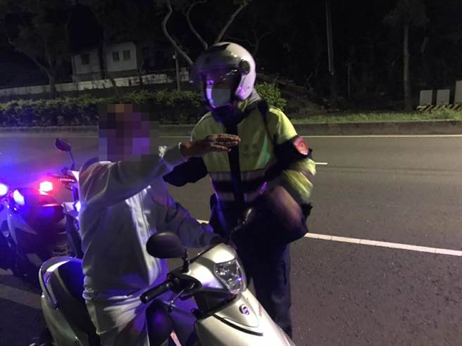 黃老先生13日晚間騎機車在龜山區長壽路、東萬壽路一帶不斷徘徊，警方調閱監視器成功找到黃老先生。（桃園警分局提供／陳夢茹桃園傳真）