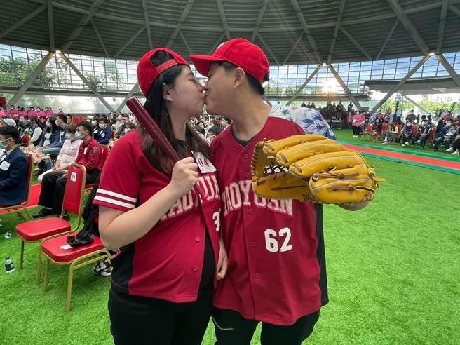 新人張嘉軒、蔡宜婷相愛2年登記結婚，即將喜迎兒子誕生。（呂筱蟬攝）	