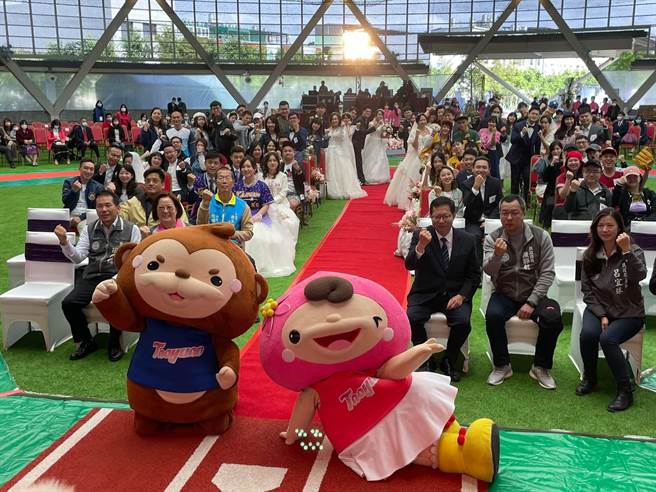 桃市府辦聯合婚禮36對新人攜手共度下半生。（呂筱蟬攝）