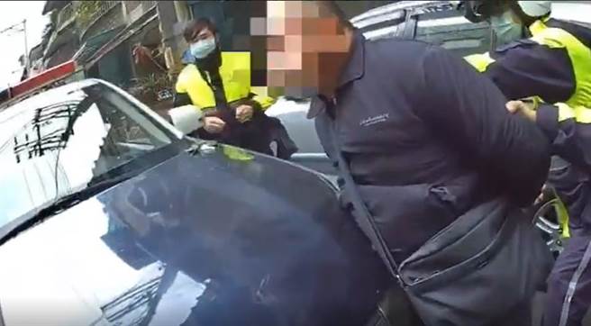 汐止警方出动警网将白男逮捕。（警方提供）