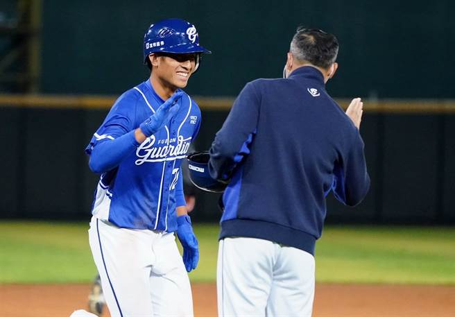 富邦悍將董子恩（左）11日敲出生涯首轟。（富邦悍將提供）