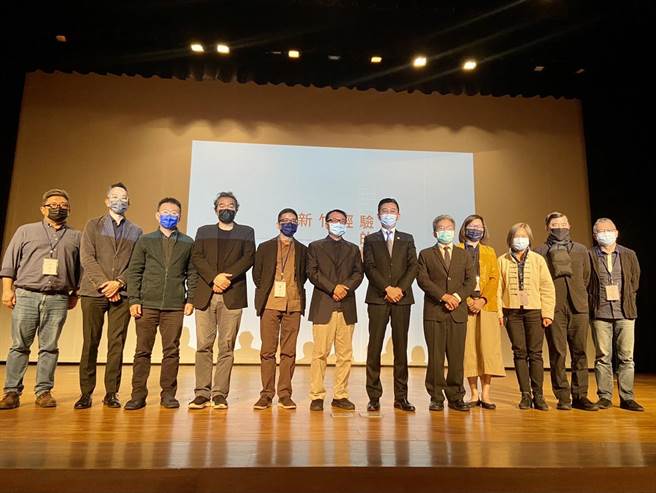 新竹市长林智坚（右六）与市府共同推出首部市政专书《新竹市跳级生》，14日特别在实践大学大直校区举办「新竹市都市环境景观发展论坛」。（新竹市政府提供／陈育贤新竹传真）
