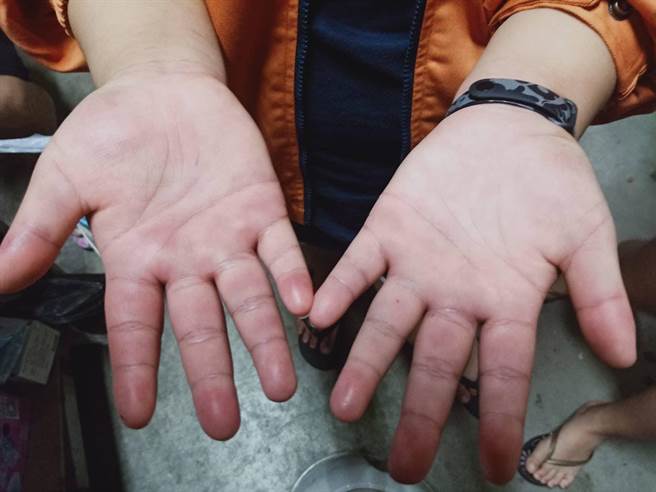 屏东万丹传有补习班不当管教，不仅把学童打到藤条断掉，还要孩子拿棍子互打，受害孩子伤痕累累。（翻摄画面／谢佳潾屏东传真）