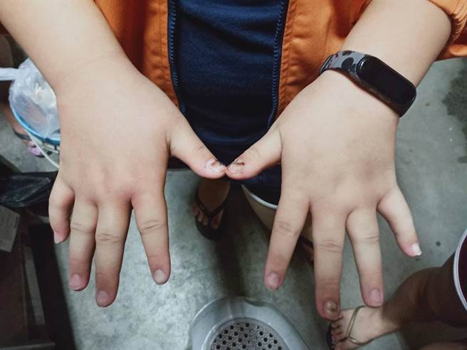 屏东万丹传有补习班不当管教，不仅把学童打到藤条断掉，还要孩子拿棍子互打，受害孩子伤痕累累。（翻摄画面／谢佳潾屏东传真）