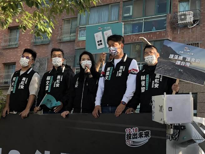 立委高虹安（中）14日下午先後到新竹市立動物園以及南寮波光市集宣講，請託大家一起來護藻礁、護食安、喝好水。（民眾黨提供／陳育賢新竹傳真）