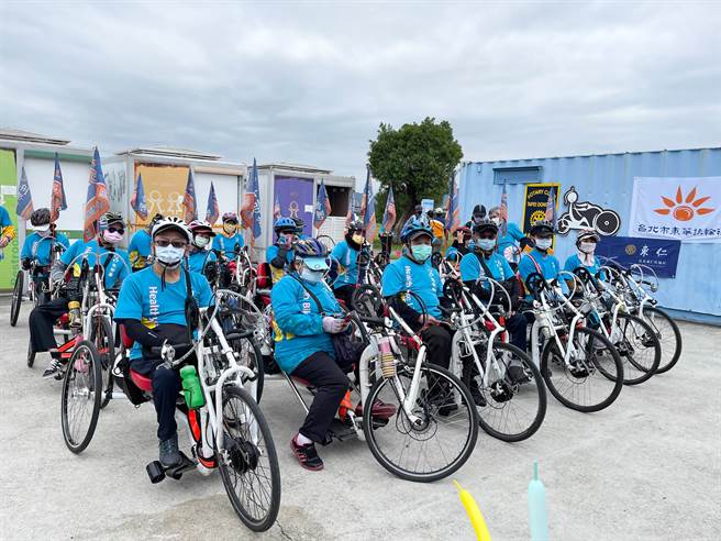 生命励乐活辅健会为身心障碍者引进科技化「手摇自行车」疗育辅具，在最美、最夯的「台北河滨」及基隆河沿岸，户外森呼吸，启动脑内啡，锻炼出核心肌群、肌耐力。每年服务约6000人次。(戴志扬翻摄)