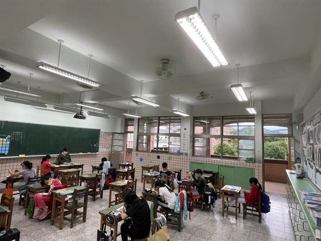基隆市政府近2年共編列3200萬元預算，將本市所屬學校2萬4394盞燈具全面更新為LED燈。（基隆市政府提供／陳彩玲基隆傳真）