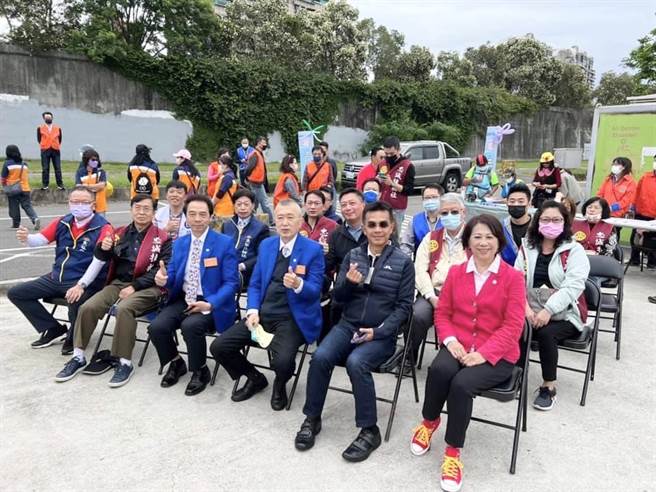 台北市忠美扶轮社林洳萱社长发起号召第七分区的友社联合社会服务的公益活动，于今(14日)在大直美堤捐河滨公园捐赠「手摇自行车復健货柜屋」。(戴志扬翻摄)