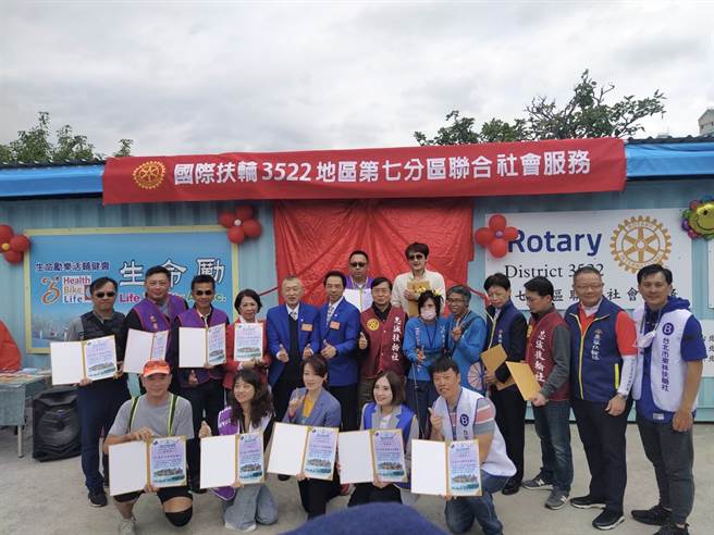 台北市忠美扶轮社林洳萱社长发起号召第七分区的友社联合社会服务的公益活动，于今(14日)在大直美堤捐河滨公园捐赠「手摇自行车復健货柜屋」。(戴志扬翻摄)