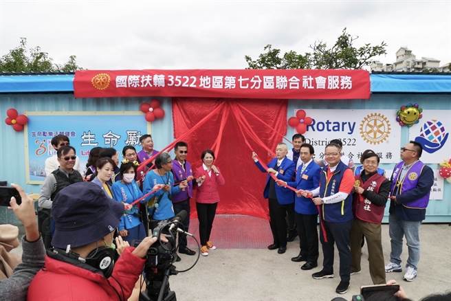 台北市忠美扶轮社林洳萱社长发起号召第七分区的友社联合社会服务的公益活动，于今(14日)在大直美堤捐河滨公园捐赠「手摇自行车復健货柜屋」。(戴志扬翻摄)