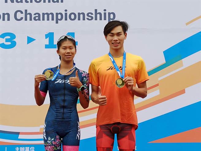 潘家兄妹哥哥潘子易（右）、妹妹潘昱婷（左）夺下半程男女总排第一。（中华民国铁人三项协会提供）