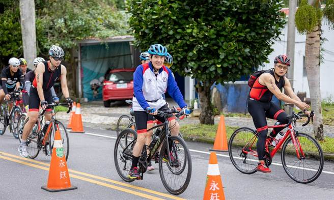 前总统马英九（中）参加花莲太平洋铁人三项锦标赛。（中华民国铁人三项协会提供）