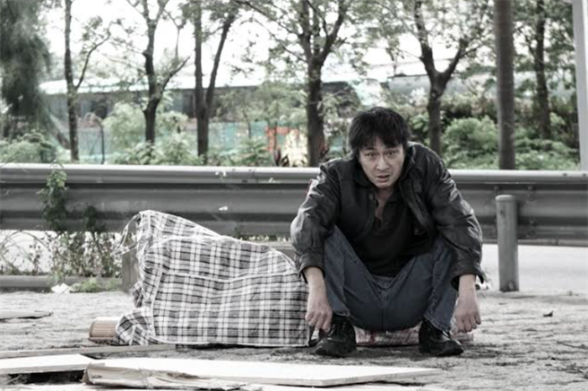 根據真實事件改編，講述香港街友故事的《濁水漂流》，即將在台灣上映。片中不帶批判地呈現一個高度發展的大城市，不可避免地會有些弱勢群體，被拋棄在社會安全網之外，因而流落街頭的現實情況，特別引人深思。（滿滿額娛樂提供）