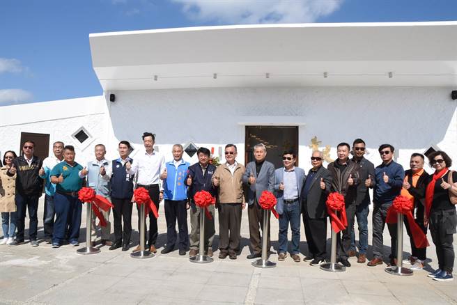 百废待兴的澎湖青湾仙人掌园区宣布启用，却只是内部烧烤餐厅开幕，县府官员还都来剪彩背书。（陈可文摄）