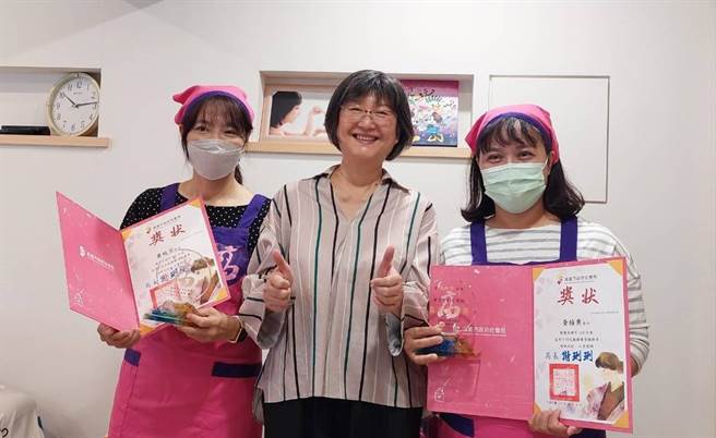 黄氏姊妹花当选「坐月子到宅服务」优质服务员，左起为姐姐黄桂芳、社会局副局长叶玉如与妹妹黄桢栗。（高雄市社会局提供／林瑞益高雄传真）