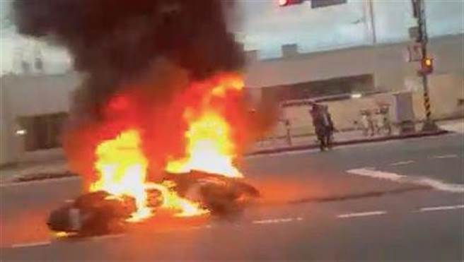 2機車擦撞後燒成火球，驚悚畫面被民眾拍下 。（圖／翻攝自臉書細說淡水）