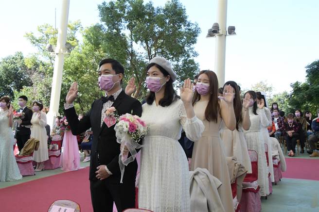 彰化县联合婚礼20对新人在清水岩温泉露营区踏上红地毯。（ 吴敏菁摄）