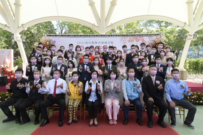 彰化县联合婚礼20对新人在清水岩温泉露营区踏上红地毯。（ 吴敏菁摄）