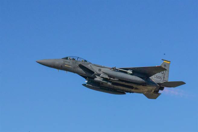 F-15E「打击鹰」问世30年，仍是美国空军倚重的多功能战机。以它为基础升级的F-15EX「鹰2世」将会取代服役超过40年的F-15C。(图/美国空军)