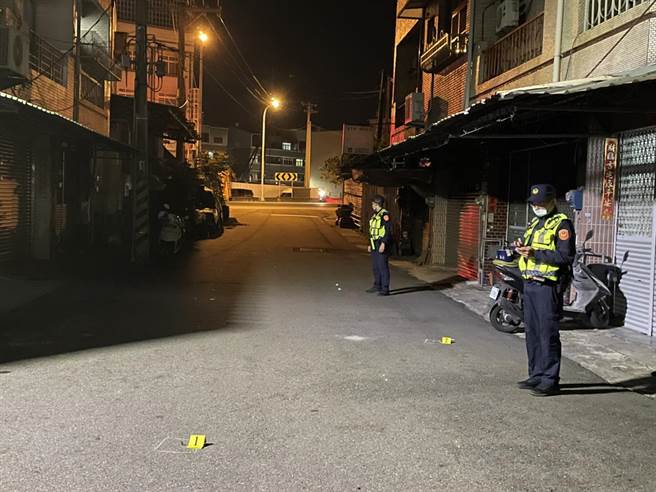 台南市警五分局执行取缔酒驾勤务时，因陈姓毒品通缉犯拒受检还驾车衝撞，黄姓警员曾开2枪制止。（读者提供／洪荣志台南传真）