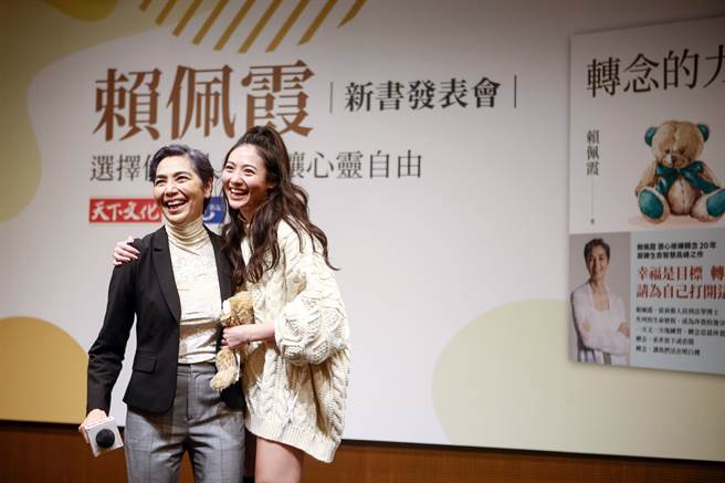 谢沛恩带着妈妈赖佩霞最爱的泰迪熊惊喜现身。(邓博仁摄)