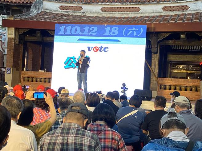 顏宽恒为四大公投案卖力宣讲，呼吁4项公投都同意，告诉民进党走错路了。（王文吉摄）