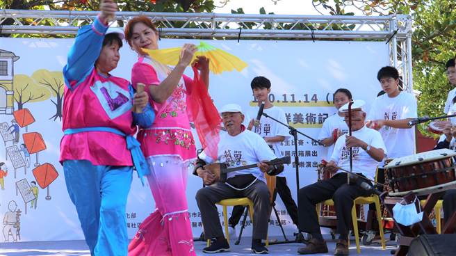 「浓浓青银乐团」运用三弦、壳仔弦、二胡、太鼓等乐器，将柳营地区的传统技艺「车鼓阵」。（张毓翎摄）
