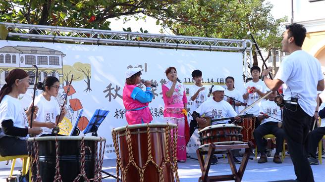 「浓浓青银乐团」由地方耆老、社区妈妈女力、青年及学生组成。（张毓翎摄）