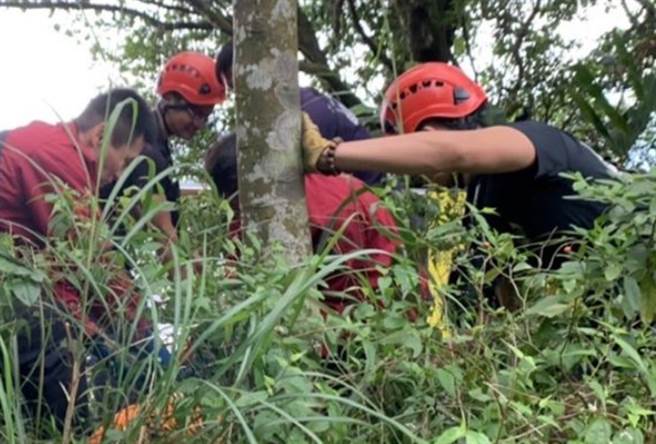 消防人員花費不少時間終於將墜崖男子救起，但已無呼吸心跳，緊急送醫搶救。（圖／翻攝畫面） 