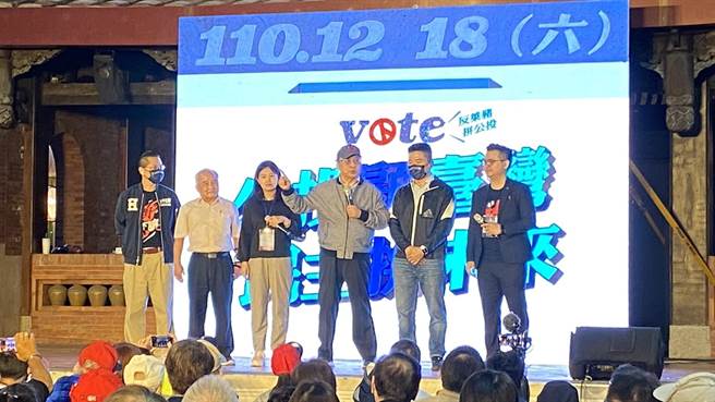 前市長胡志強為準備投入參選中二選區補選的顏寬恒加油打氣。（王文吉攝）