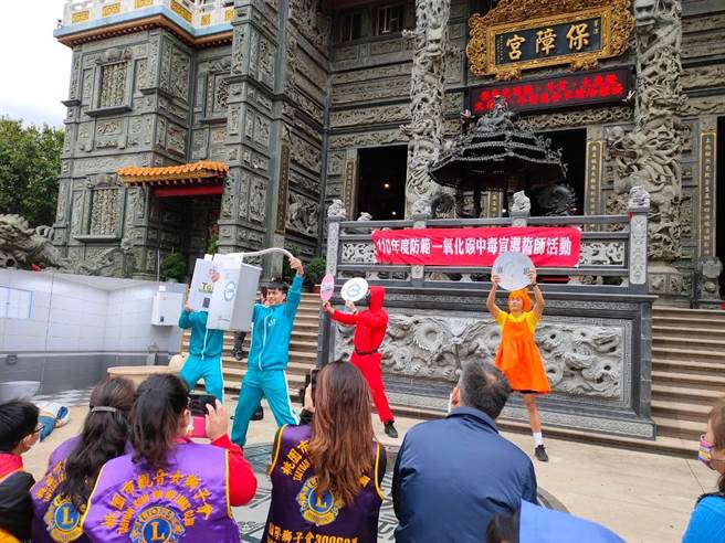 桃园市政府消防局第三大队草漯分队于14日上午在草漯保障宫办理「防范一氧化碳中毒誓师活动」。（桃园市消防局提供／陈梦茹桃园传真）