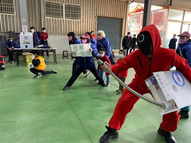 宣导活动结合时下最夯的鱿鱼游戏题材，成功闯关还能兑换限量的椪糖小礼物。（桃园市消防局提供／陈梦茹桃园传真）