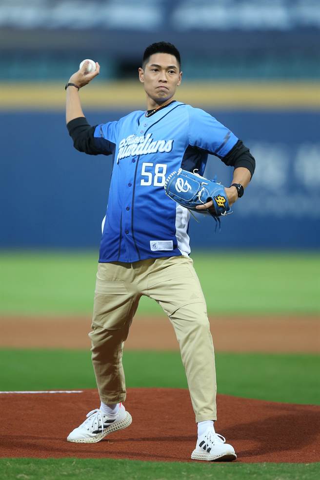 「跨栏王子」陈杰为富邦悍将开球。（陈怡诚摄）