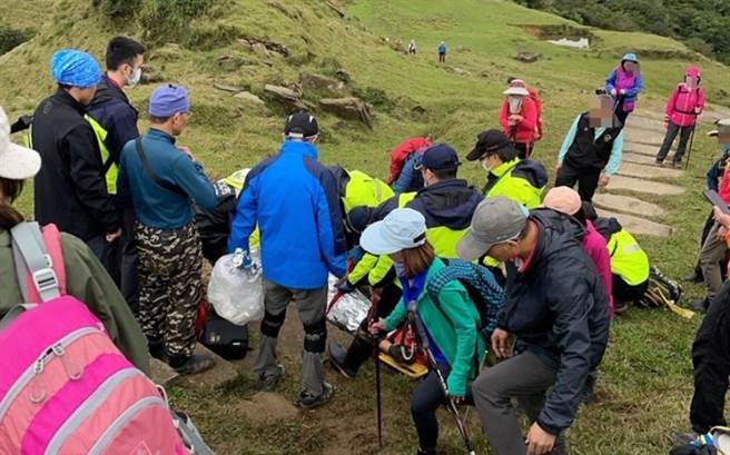 消防队员赶抵后，立刻对6旬张姓男子进行急救，但已无生命迹象。（图／翻摄画面）