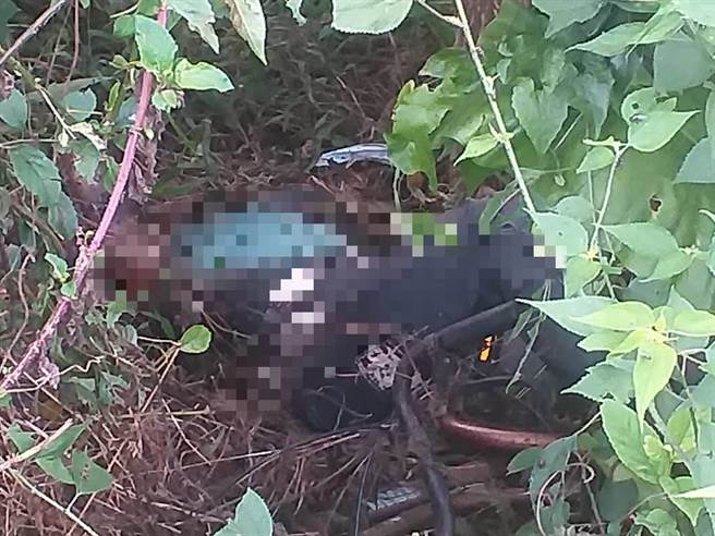 农民採菜路过，突然闻到一股臭味，结果在距离道路约2米的山沟发现一具男尸。（读者提供／张毓翎台南传真）