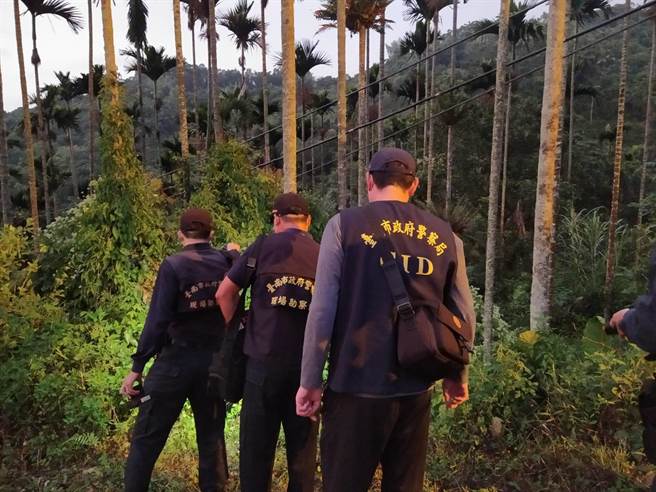 相关鑑识人员已到现场勘查採证。（读者提供／张毓翎台南传真）