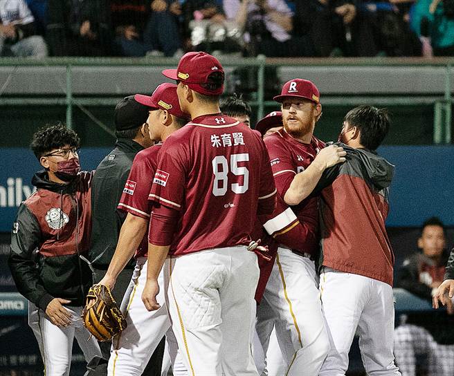樂天桃猿霸林爵不滿主審好球帶遭驅逐出場。（陳怡誠攝）